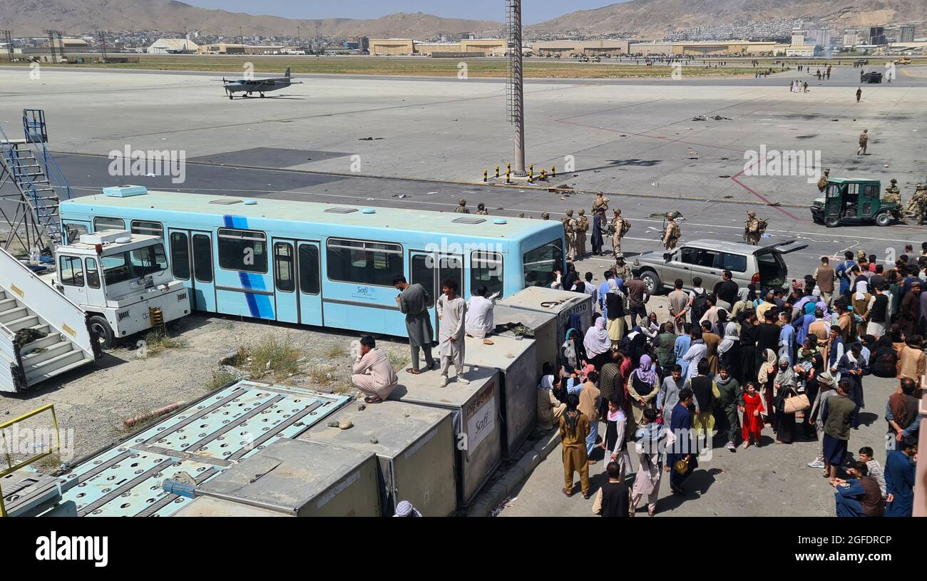 (210825) -- KABOUL, le 25 août 2021 (Xinhua) -- photo du fichier prise le 16 août 2021 montre des gens qui se rassemblent à l'aéroport de Kaboul, en Afghanistan. Les États-Unis devraient retirer toutes les troupes et tous les entrepreneurs d'Afghanistan avant la date limite du 31 août et aucune prolongation du processus d'évacuation en cours ne serait possible, a déclaré mardi le porte-parole des Taliban, Zabihullah Mujahid. "Il n'y aura pas de prolongation pour l'évacuation en cours", a déclaré Mujahid aux journalistes lors d'une conférence de presse. "Nous voulons qu'ils évacuent leurs citoyens, ils ont des avions et le contrôle de l'aéroport de Kaboul est avec eux, les États-Unis devraient Banque D'Images