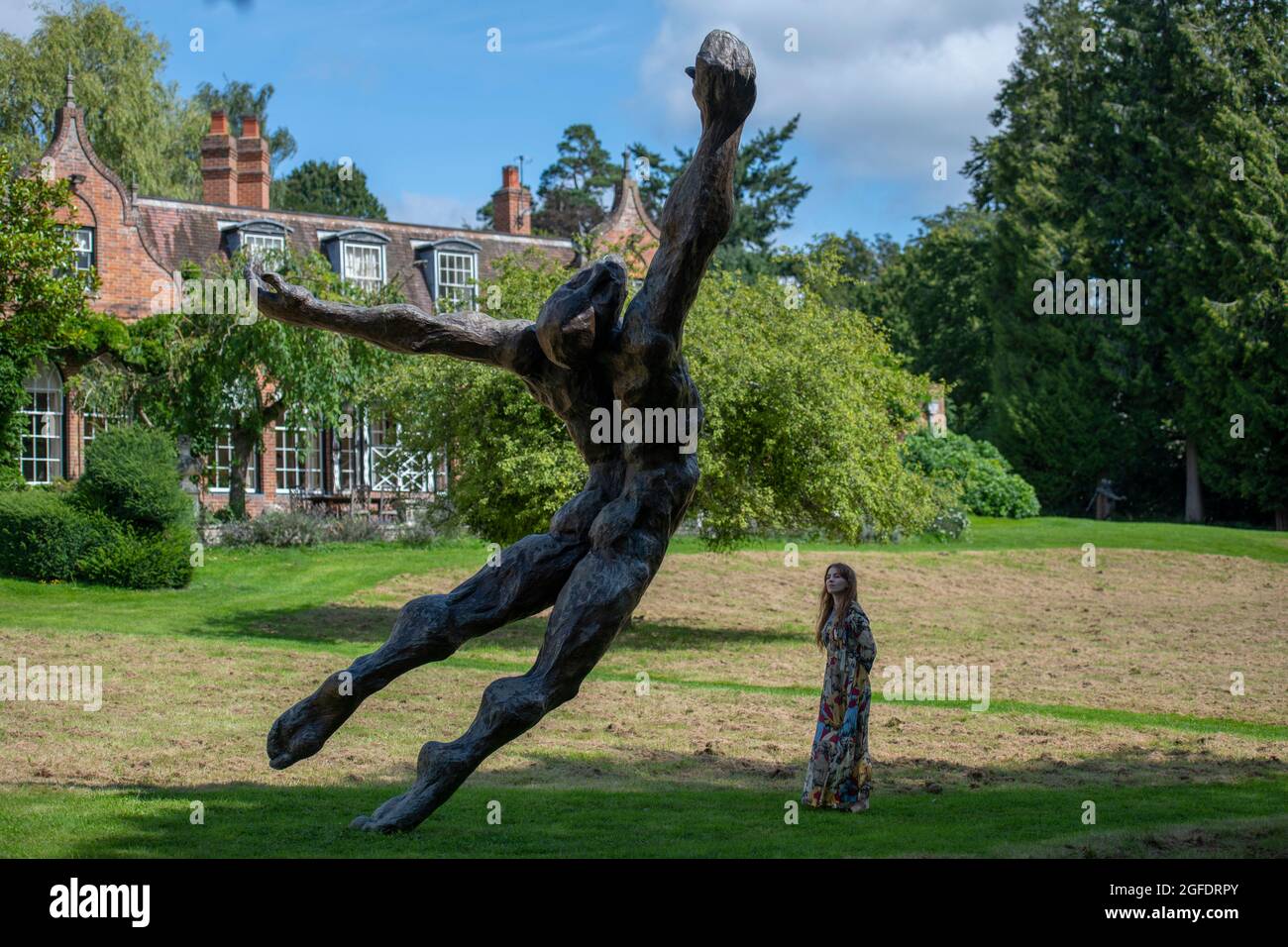 Midgham House, Berkshire, Royaume-Uni. 25 août 2021. Aperçu du Studio de Stella Shawzin (1920-2020), artiste sud-africaine, à la maison de l’artiste, la vente de ses sculptures et peintures aura lieu le 1er septembre 2021 à Bonhams, New Bond Street, Londres. Image: Membre du personnel de Bonhams à côté de la sculpture monumentale: Stella Shawzin (Afrique du Sud, 1920-2020). Bronze, estimation: £6,000-9,000. Crédit : Malcolm Park/Alay Live News Banque D'Images