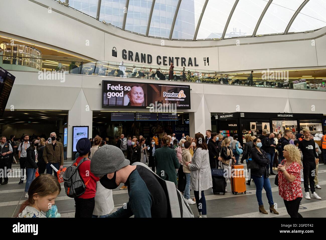 La foule regarde le tournage se poursuivre pour Mission:Impossible 7 à la gare Grand Central New Street de Birmingham, qui a été transformée en aéroport pour le tournage. Date de la photo: Mercredi 25 août 2021. Banque D'Images