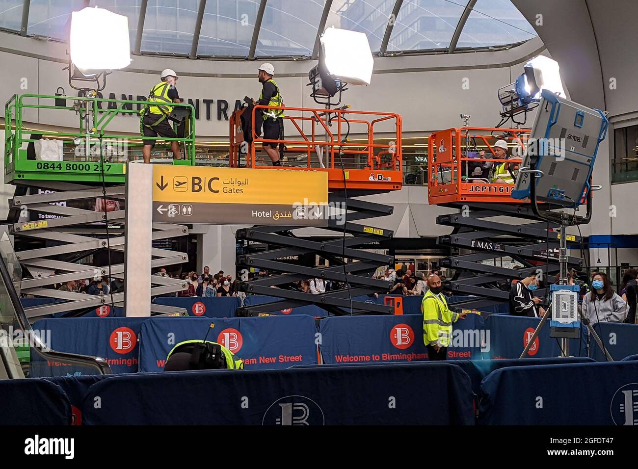 La foule regarde le tournage se poursuivre pour Mission:Impossible 7 à la gare Grand Central New Street de Birmingham, qui a été transformée en aéroport pour le tournage. Date de la photo: Mercredi 25 août 2021. Banque D'Images