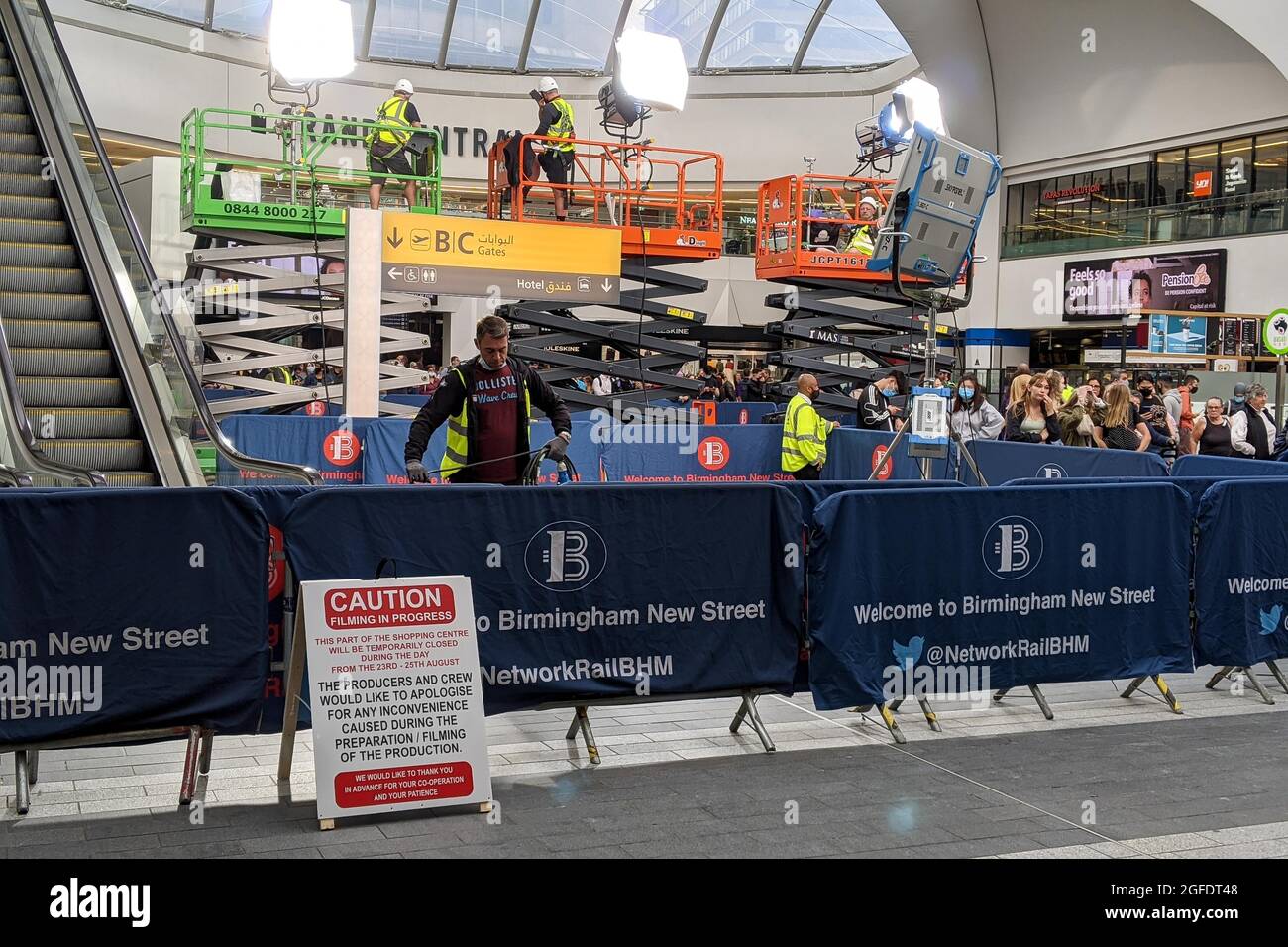 La foule regarde le tournage se poursuivre pour Mission:Impossible 7 à la gare Grand Central New Street de Birmingham, qui a été transformée en aéroport pour le tournage. Date de la photo: Mercredi 25 août 2021. Banque D'Images