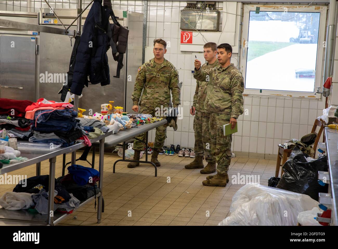 Les soldats affectés à la 41e Brigade d'artillerie de campagne poursuivent leurs efforts pour rendre le Camp Kasserine prêt à recevoir des évacués afghans en faisant le stock de produits ménagers et d'articles d'hygiène personnelle donnés à Grafenwohr, Allemagne, le 23 août 2021. L'armée américaine Europe et l'Afrique travaillent main dans la main avec les pays hôtes, la force conjointe et les partenaires interagences pour fournir un hébergement temporaire, un soutien médical et logistique dans le cadre de l'opération alliés refuge. L'opération alliés refuge facilite l'évacuation rapide et sécuritaire des citoyens américains, des demandeurs de visa d'immigrant spécial et d'autres Afghans à risque en Afghanistan Banque D'Images