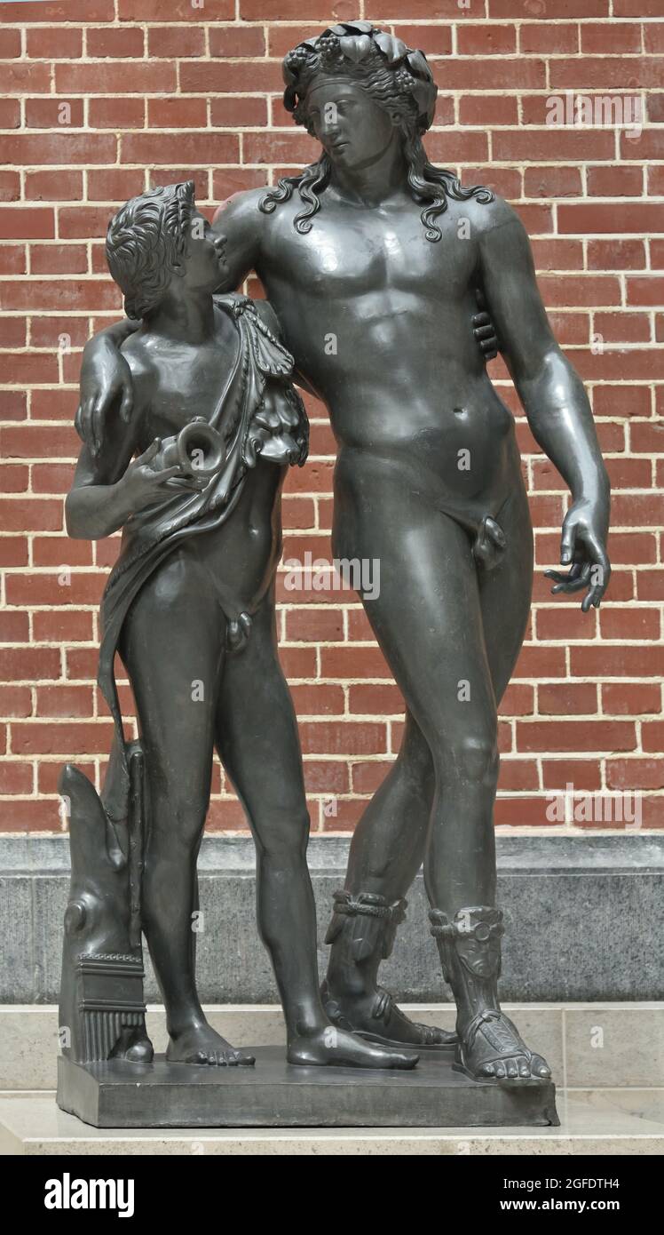 Bacchus en Ampelos, Francesco Righetti, 1782 187 × 96 × 60 Italie, Italien. De wijngod Bacchus werd verliefd op de jonge sater Ampelos. Toen deze bij een tragisch ongeval stierf veranderde de coucherefde god Hem in een druif en maakte wijn uit zijn blowed. Hiernaar verwijst de wijnkelk dans la main d’Ampelos. Banque D'Images
