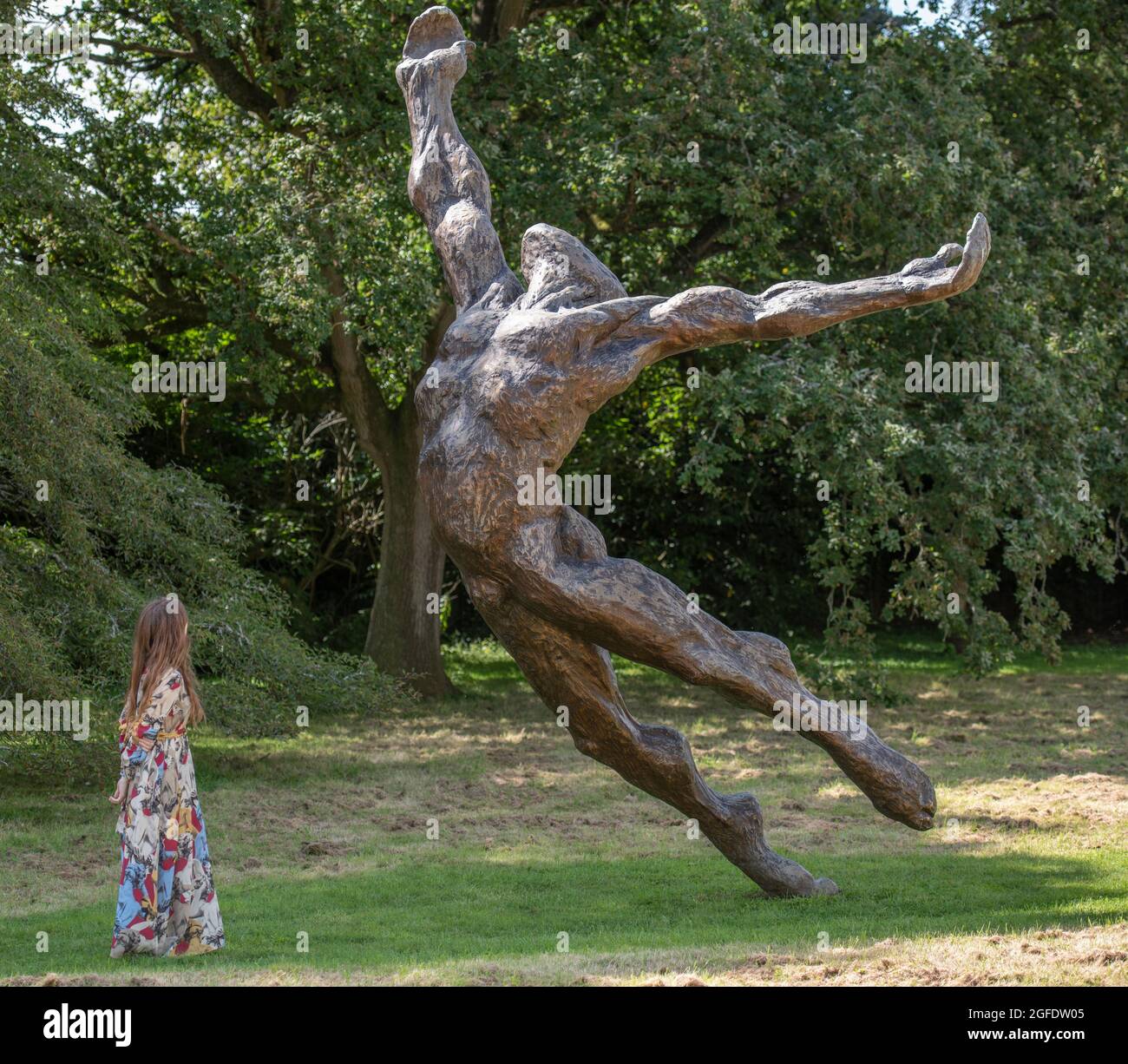 Midgham House, Berkshire, Royaume-Uni. 25 août 2021. Aperçu du Studio de Stella Shawzin (1920-2020), artiste sud-africaine, à la maison de l’artiste, la vente de ses sculptures et peintures aura lieu le 1er septembre 2021 à Bonhams, New Bond Street, Londres. Image: Membre du personnel de Bonhams à côté de la sculpture monumentale: Stella Shawzin (Afrique du Sud, 1920-2020). Bronze, estimation: £6,000-9,000. Crédit : Malcolm Park/Alay Live News Banque D'Images