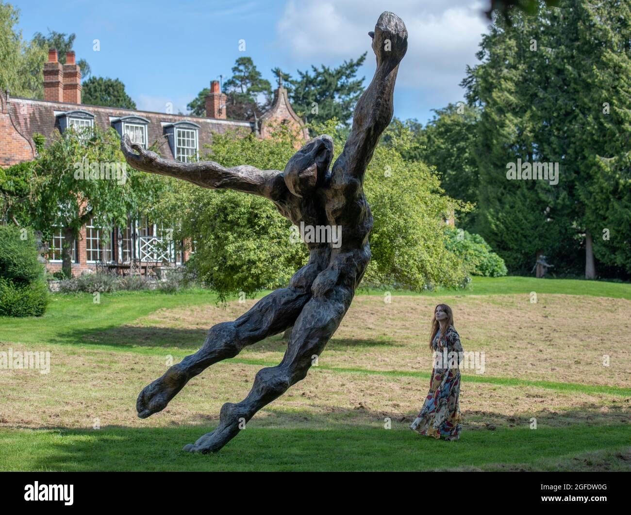 Midgham House, Berkshire, Royaume-Uni. 25 août 2021. Aperçu du Studio de Stella Shawzin (1920-2020), artiste sud-africaine, à la maison de l’artiste, la vente de ses sculptures et peintures aura lieu le 1er septembre 2021 à Bonhams, New Bond Street, Londres. Image: Membre du personnel de Bonhams à côté de la sculpture monumentale: Stella Shawzin (Afrique du Sud, 1920-2020). Bronze, estimation: £6,000-9,000. Crédit : Malcolm Park/Alay Live News Banque D'Images