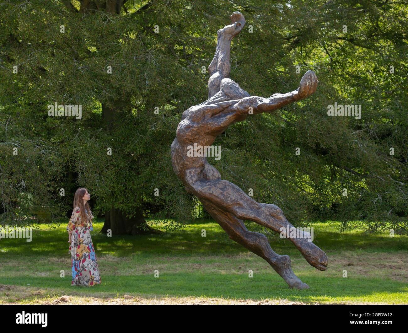 Midgham House, Berkshire, Royaume-Uni. 25 août 2021. Aperçu du Studio de Stella Shawzin (1920-2020), artiste sud-africaine, à la maison de l’artiste, la vente de ses sculptures et peintures aura lieu le 1er septembre 2021 à Bonhams, New Bond Street, Londres. Image: Membre du personnel de Bonhams à côté de la sculpture monumentale: Stella Shawzin (Afrique du Sud, 1920-2020). Bronze, estimation: £6,000-9,000. Crédit : Malcolm Park/Alay Live News Banque D'Images