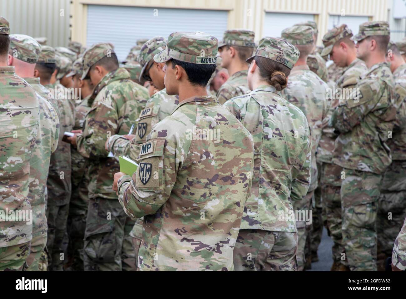Les soldats affectés à la 41e Brigade d'artillerie de campagne, au 2e Régiment calvaire et à la 18e Brigade de la police militaire reçoivent un exposé dans le cadre de la préparation à recevoir des évacués afghans à Grafenwohr, en Allemagne, le 24 août 2021. L'armée américaine Europe et l'Afrique travaillent main dans la main avec les pays hôtes, la force conjointe et les partenaires interagences pour fournir un hébergement temporaire, un soutien médical et logistique dans le cadre de l'opération alliés refuge. L'opération alliés refuge facilite l'évacuation rapide et sécuritaire des citoyens américains, des demandeurs de visa d'immigrant spécial et d'autres Afghans à risque de l'Afghanistan. Q Banque D'Images