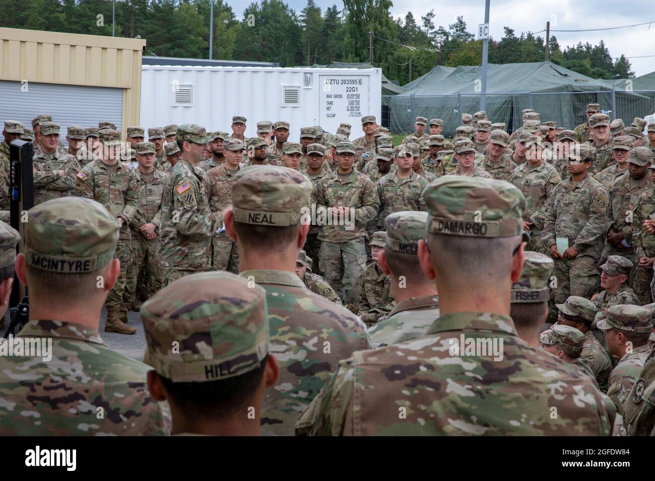 Les soldats affectés à la 41e Brigade d'artillerie de campagne, au 2e Régiment calvaire et à la 18e Brigade de la police militaire reçoivent un exposé dans le cadre de la préparation à recevoir des évacués afghans à Grafenwohr, en Allemagne, le 24 août 2021. L'armée américaine Europe et l'Afrique travaillent main dans la main avec les pays hôtes, la force conjointe et les partenaires interagences pour fournir un hébergement temporaire, un soutien médical et logistique dans le cadre de l'opération alliés refuge. L'opération alliés refuge facilite l'évacuation rapide et sécuritaire des citoyens américains, des demandeurs de visa d'immigrant spécial et d'autres Afghans à risque de l'Afghanistan. Q Banque D'Images