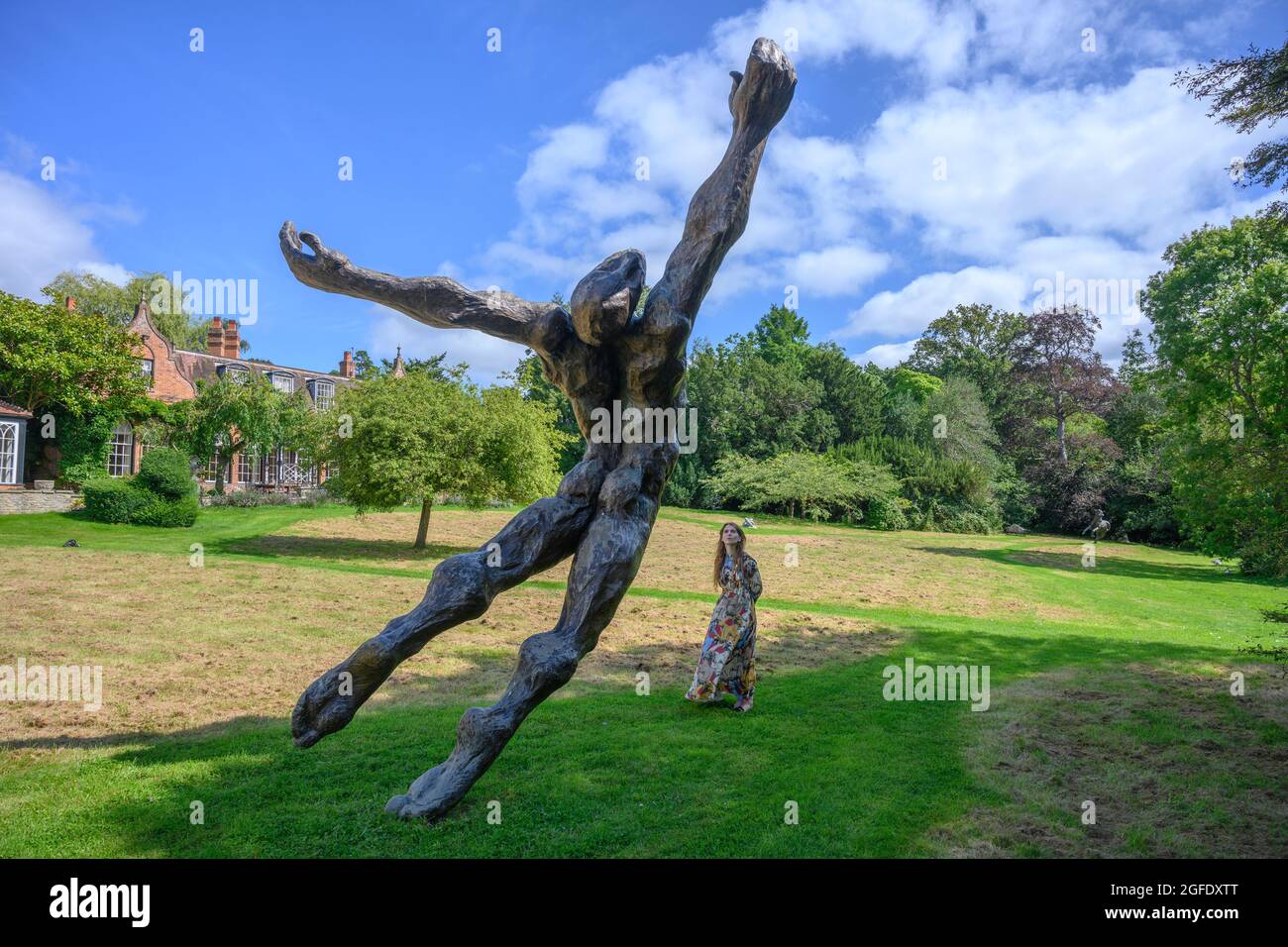 Midgham House, Berkshire, Royaume-Uni. 25 août 2021. Aperçu du Studio de Stella Shawzin (1920-2020), artiste sud-africaine, à la maison de l’artiste, la vente de ses sculptures et peintures aura lieu le 1er septembre 2021 à Bonhams, New Bond Street, Londres. Image: Membre du personnel de Bonhams à côté de la sculpture monumentale: Stella Shawzin (Afrique du Sud, 1920-2020). Bronze, estimation: £6,000-9,000. Crédit : Malcolm Park/Alay Live News Banque D'Images