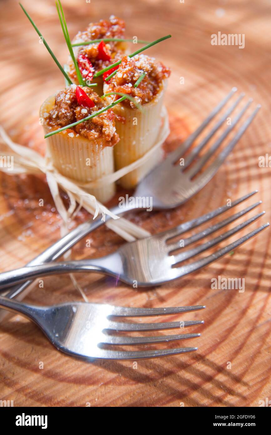 Presentation De Petits Cannelloni Sauce A La Viande Et A La Tomate Photo Stock Alamy