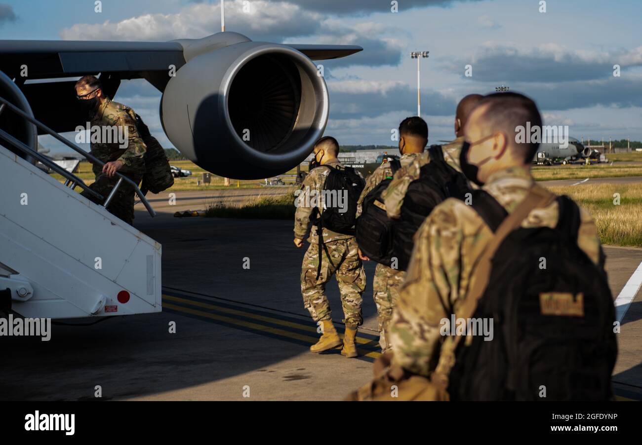 Le personnel médical de la 48e Escadre Fighter embarque un KC-135 Stratotanker à la Royal Air Force Mildenhall, en Angleterre, pour se déployer à la base aérienne de Ramstein, en Allemagne, pour aider à l'opération alliés refuge le 23 août 2021. Lorsqu'ils seront déployés à Ramstein, les militaires du 48e OMD vont accroître les efforts du 86e personnel du Groupe médical pour assurer la santé et la sécurité des Afghans hébergés sur l'installation. (É.-U. Photo de la Force aérienne par Airman 1ère classe Cedrique Oldaker) Banque D'Images