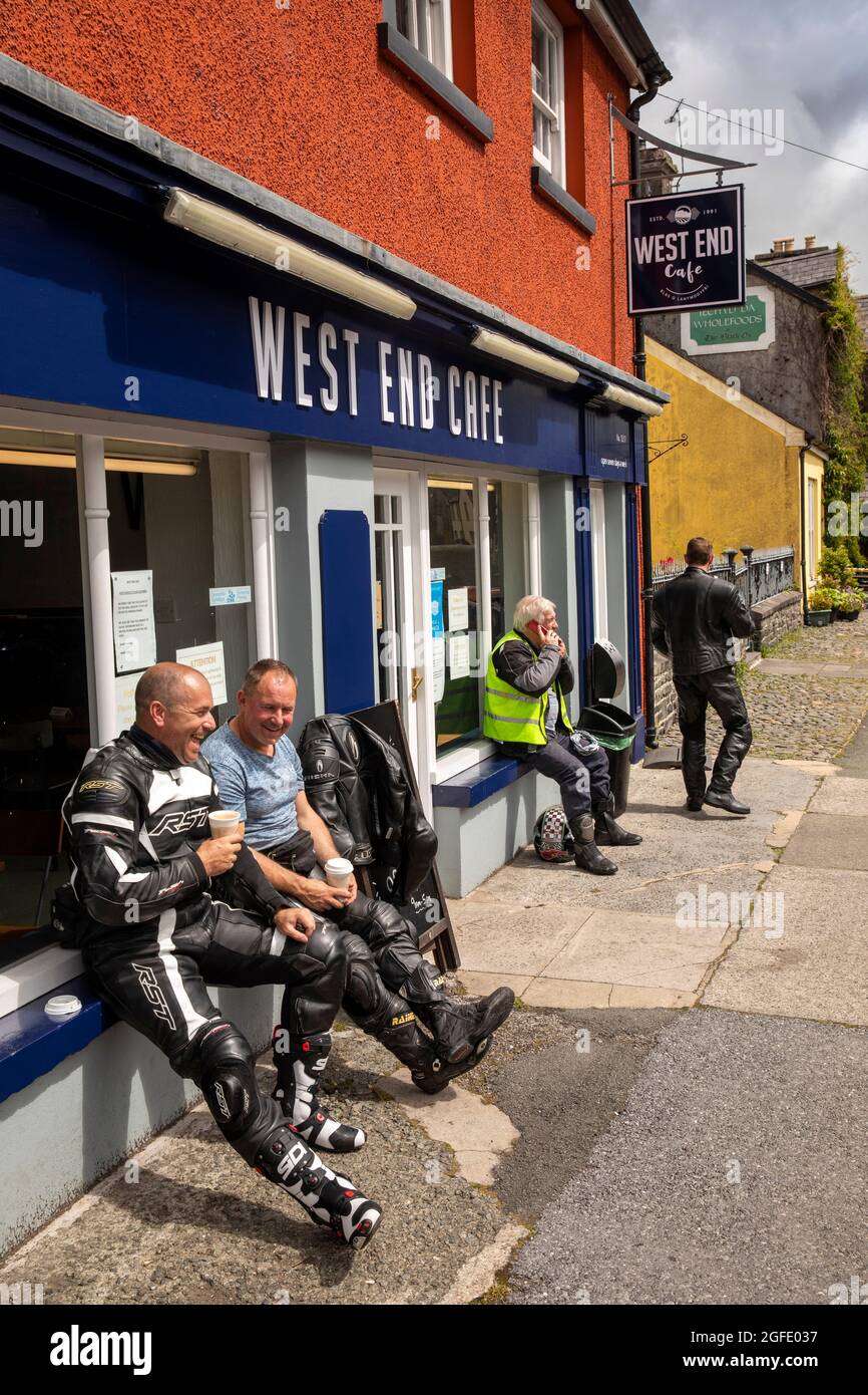 Royaume-Uni, pays de Galles, Carmarthenshire, Llandovery, Broad Street, Motocyclistes à l'extérieur du West End Cafe Banque D'Images