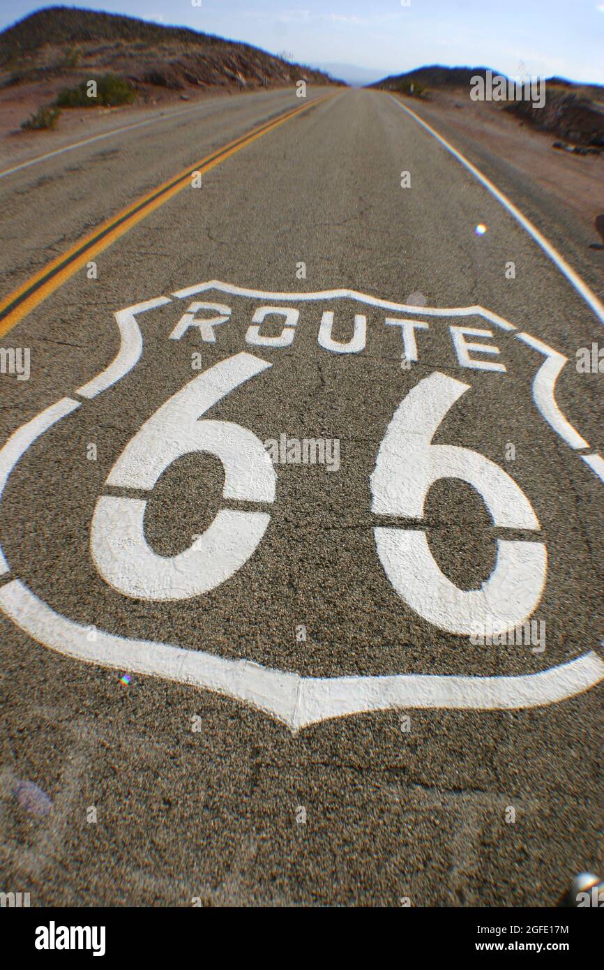 La peinture sur la route annonce qu'il s'agit de la route 66, qui s'étend à l'horizon Banque D'Images