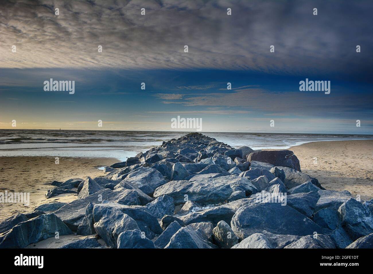 Jetée en pierre menant dans la mer du nord à Texel Beach pays-Bas Banque D'Images