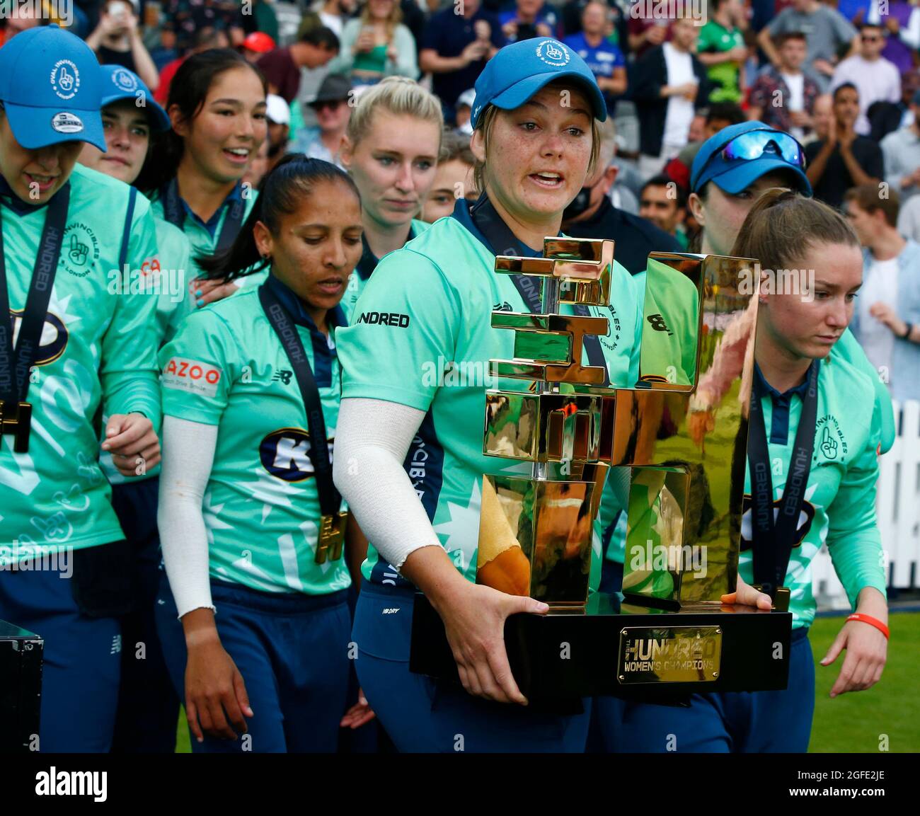 LONDRES, ANGLETERRE - AOÛT 21:Dane Van Niekerk d'Oval Invincibles femmes avec le Trophée des cent femmes pendant la finale des cent femmes entre le Sud Banque D'Images