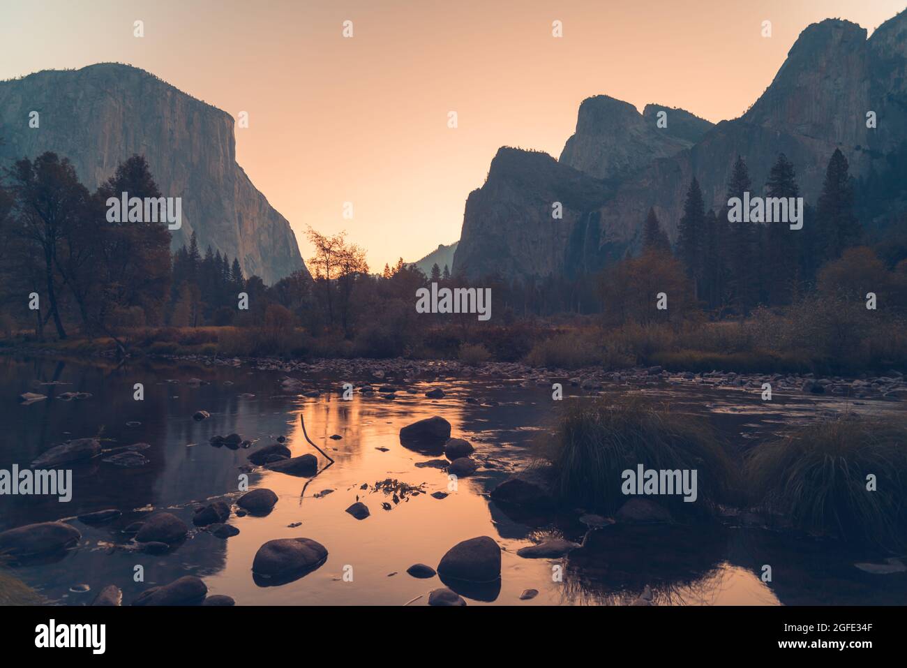 Lever de soleil calme et paisible au lever du soleil de la vallée, parc national de Yosemite, Californie Banque D'Images