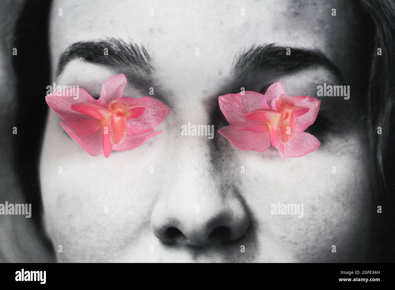 Le visage d'une femme avec des fleurs couvrant les yeux. Banque D'Images