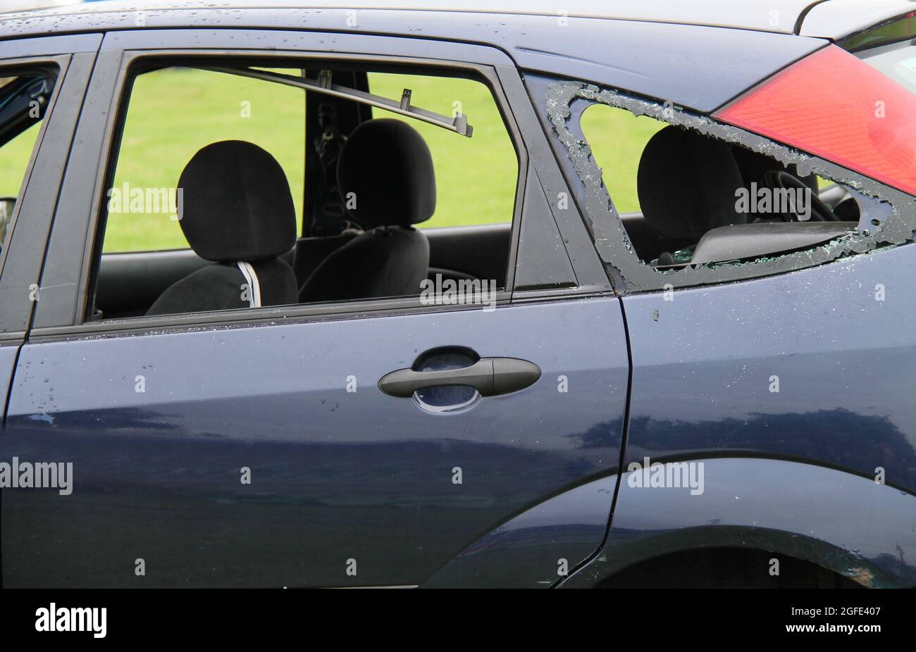 Les fenêtres écrasées d'une épave de voiture en panne. Banque D'Images