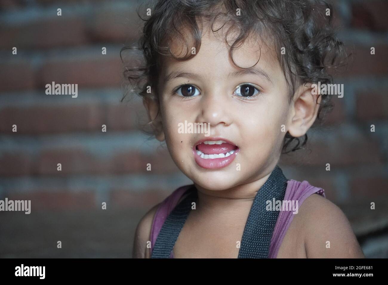 Mignon Bebe Petite Fille Avec De Beaux Yeux Images De Fille De Bebe Photo Stock Alamy
