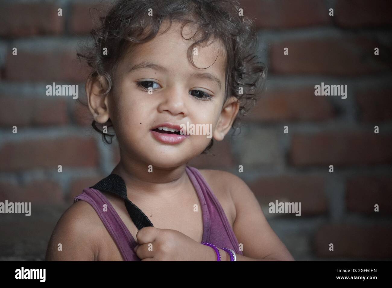 Mignon Bebe Petite Fille Smillig Avec De Beaux Yeux Images De Fille De Bebe Photo Stock Alamy