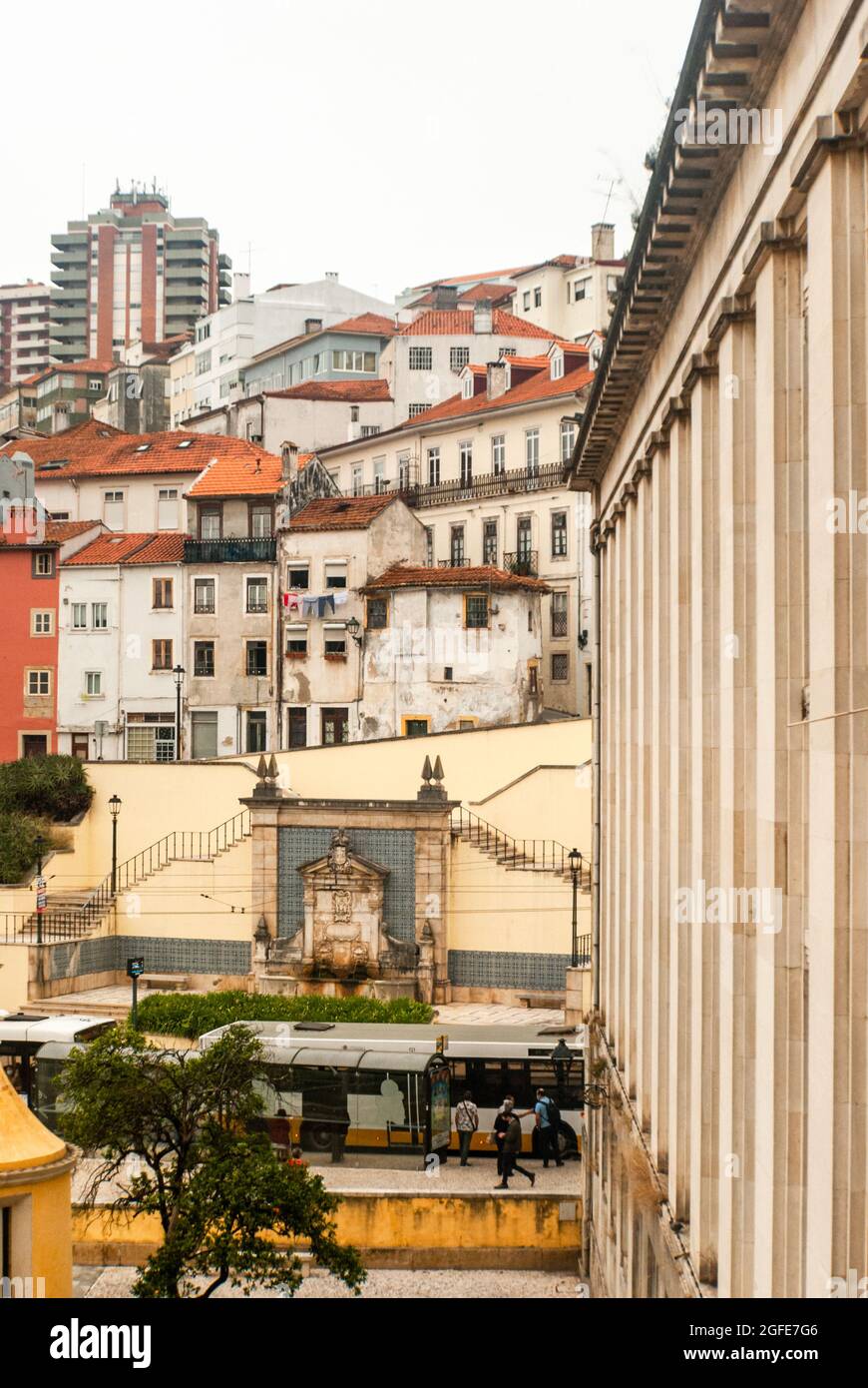 Photographie de rue de Coimbra Hilly centre ville colonnes verticales de vieux bâtiments avec tuiles rouges de toit - vertical, Jardim da Manga Cloister, Portugal Banque D'Images