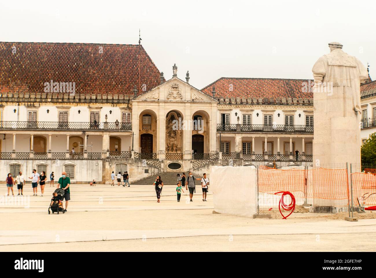 Construction à l'Université de Coimbra Faculté de droit statue de la place du Roi touristes marchant autour de la place - Portugal Banque D'Images