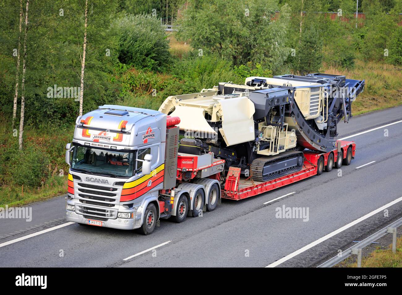 Scania R730 camion de Janhunen transporte Metso Lokotrack usine mobile de broyage et de criblage sur l'autoroute à voies multiples 3, Akaa, Finlande. 12 août 2021 Banque D'Images