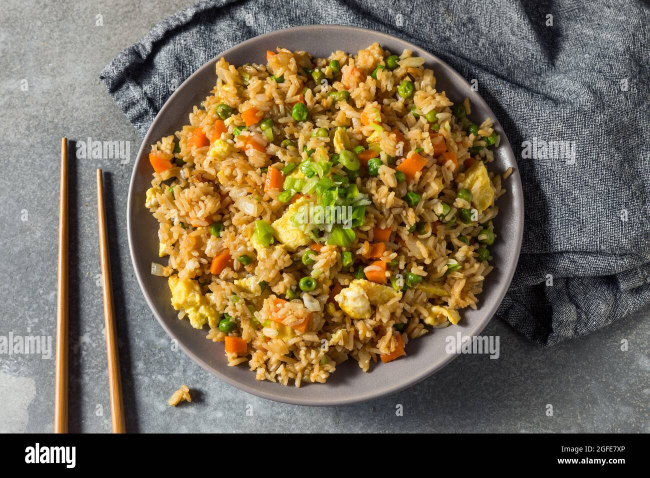 Riz frit chinois maison avec œufs, carottes et petits pois Banque D'Images