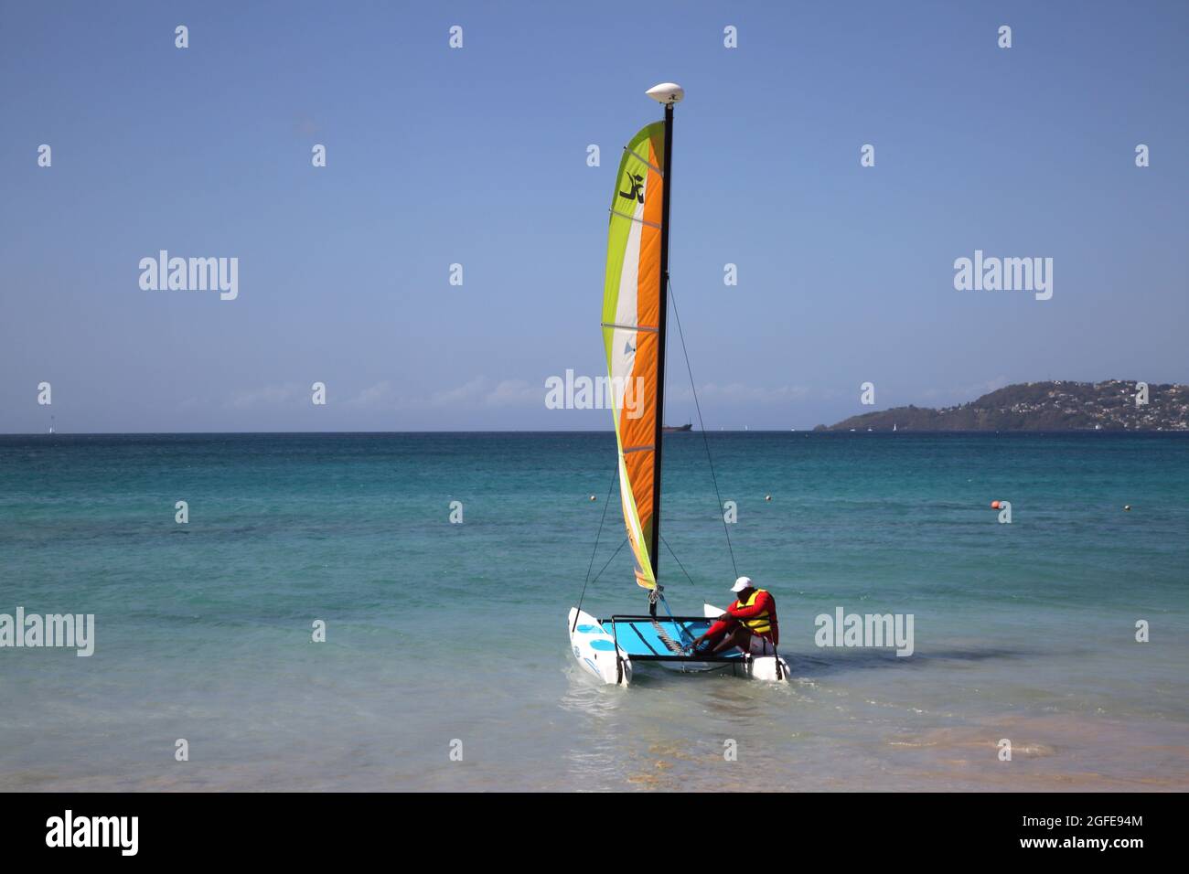 Grande Anse Beach Grenade Homme voile Catamaran Banque D'Images