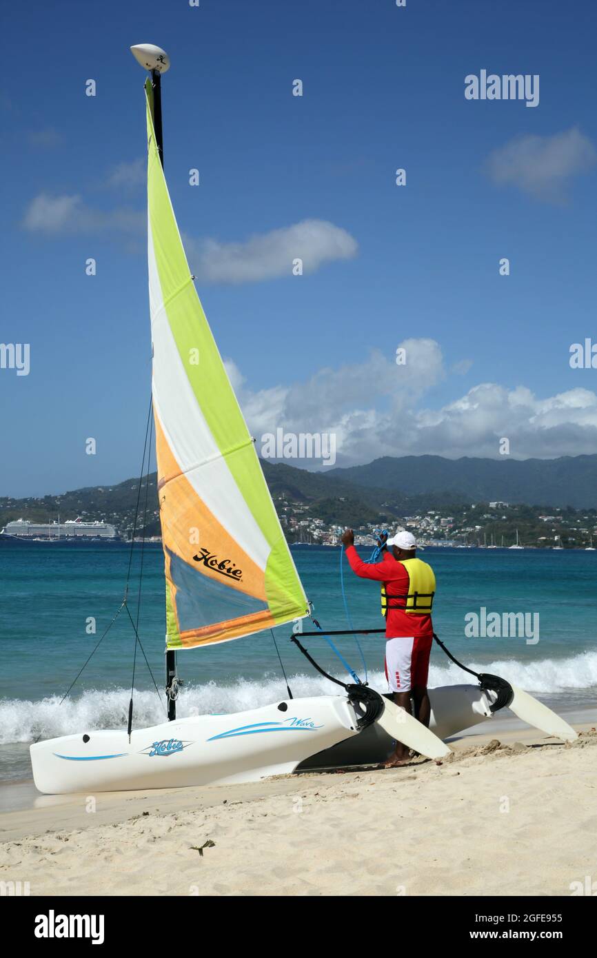 Grand Anse Beach Grenada Homme en catamaran prêt à lancer Banque D'Images