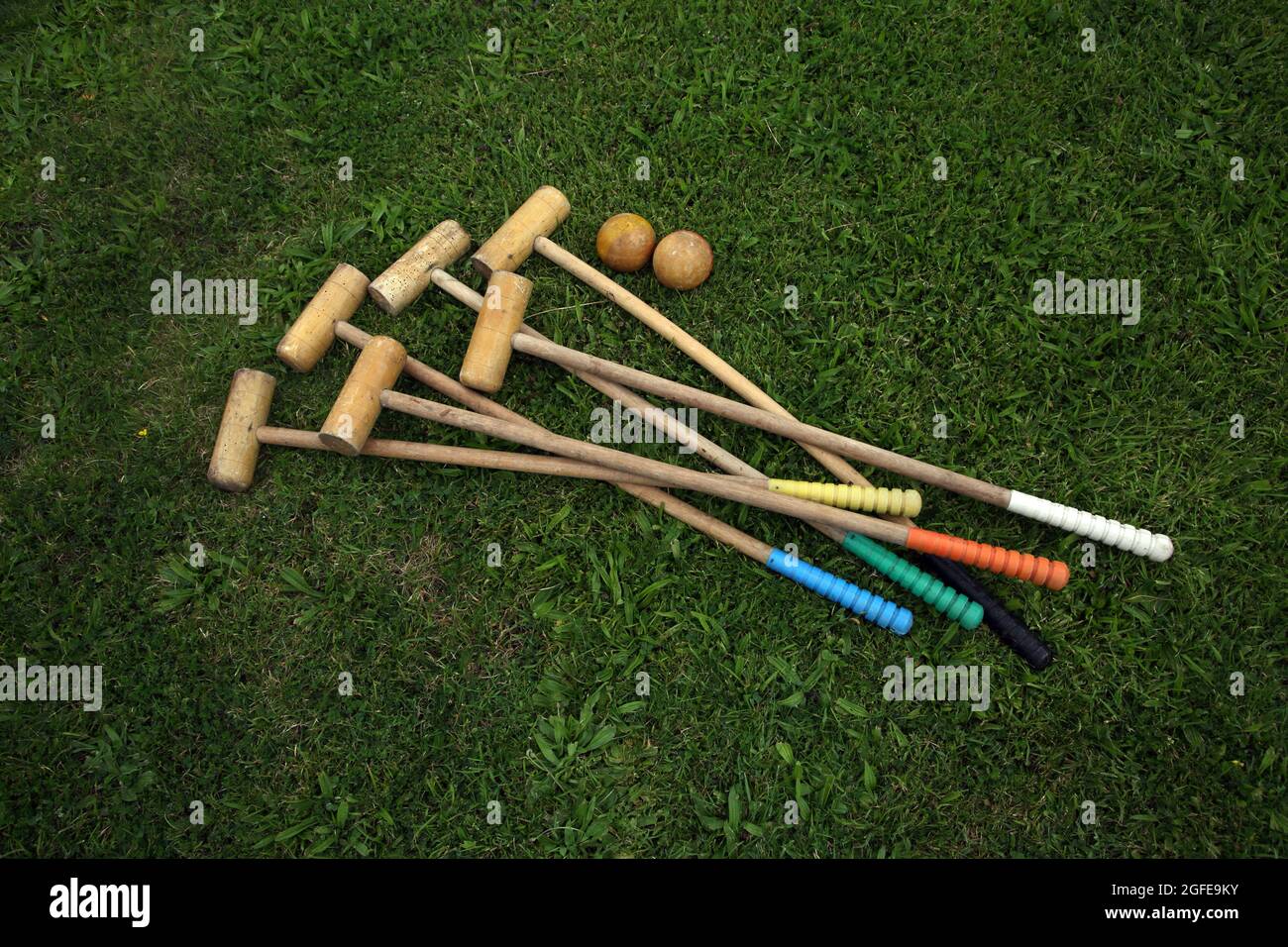 Ensemble de croquet en bois antique maillets en bois et balles avec ver à bois Banque D'Images
