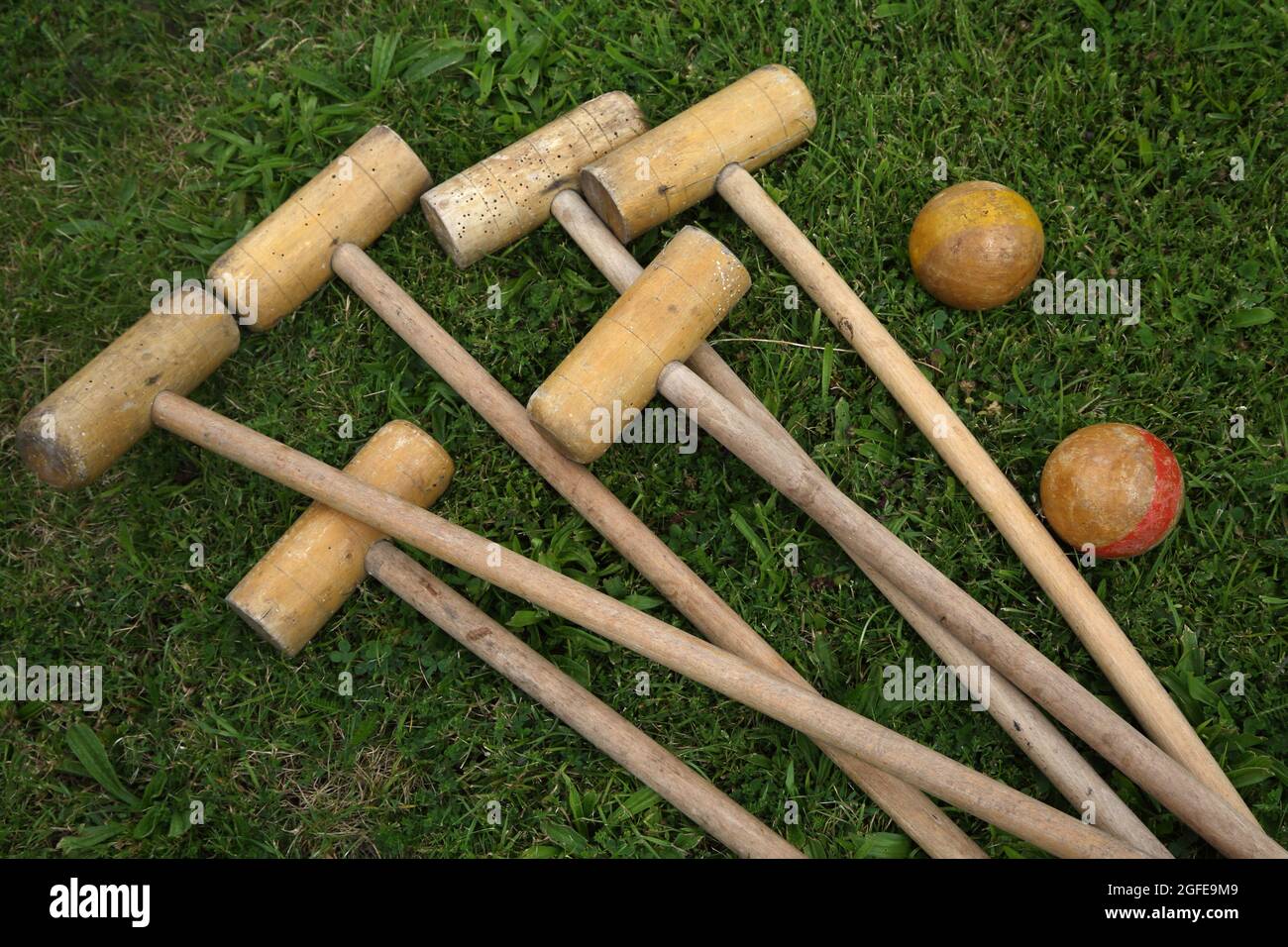 Ensemble de croquet en bois antique maillets en bois et balles avec ver à bois Banque D'Images