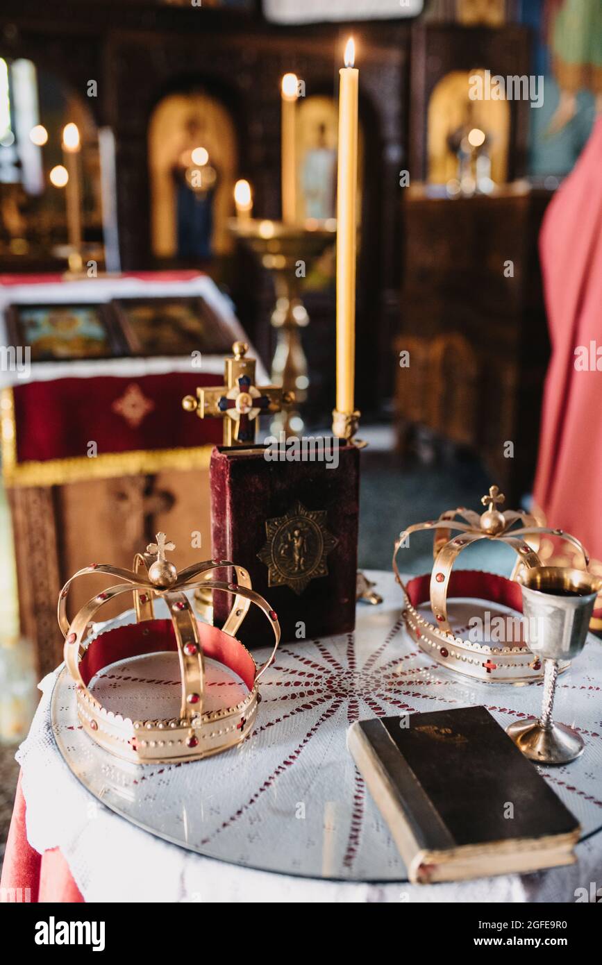 Couronnes de mariage traditionnelles sur la table dans l'église Banque D'Images