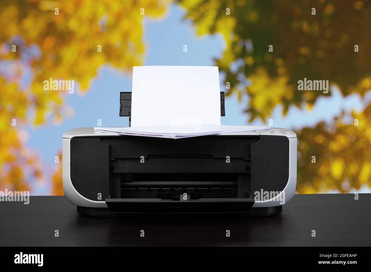 Imprimante laser compacte sur bureau noir sur fond flou Photo Stock - Alamy
