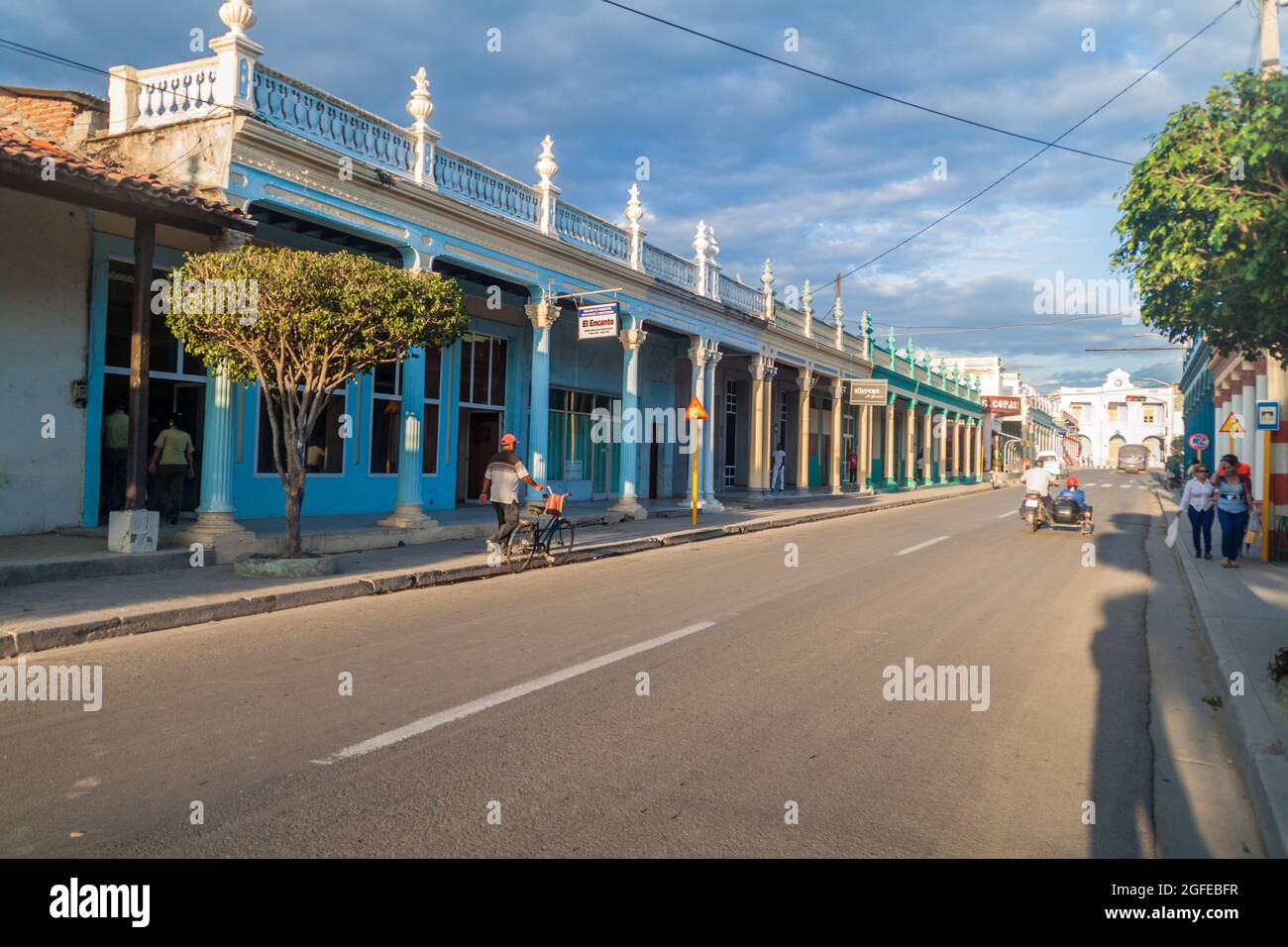 LAS TUNAS, CUBA - 27 JANVIER 2016 : bâtiments traditionnels dans le centre de Las Tunas. Banque D'Images