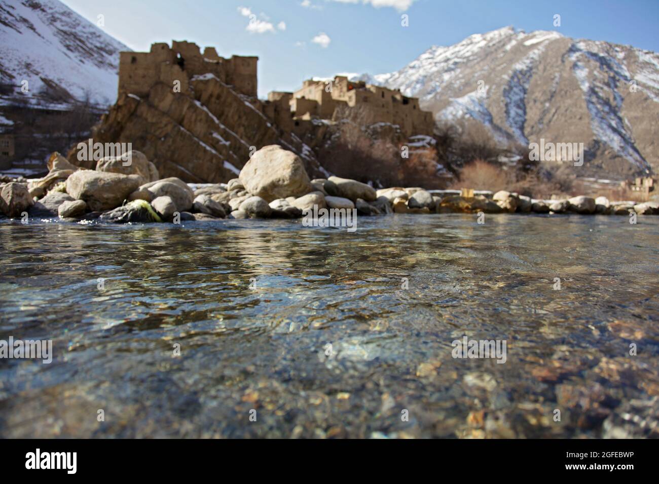 L'eau froide s'écoule des montagnes et remplit la rivière dans le district de Dara, province de Panjshir, Afghanistan, le 3 janvier 2010. Banque D'Images