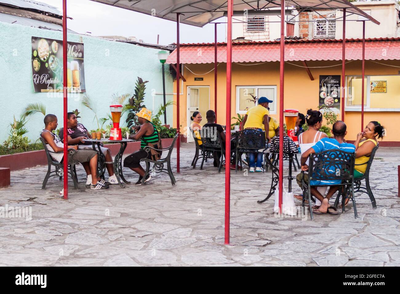 SANTIAGO DE CUBA, CUBA - 31 JANVIER 2016 : les gens s'assoient dans le jardin d'un pub à Santiago de Cuba, Cuba Banque D'Images