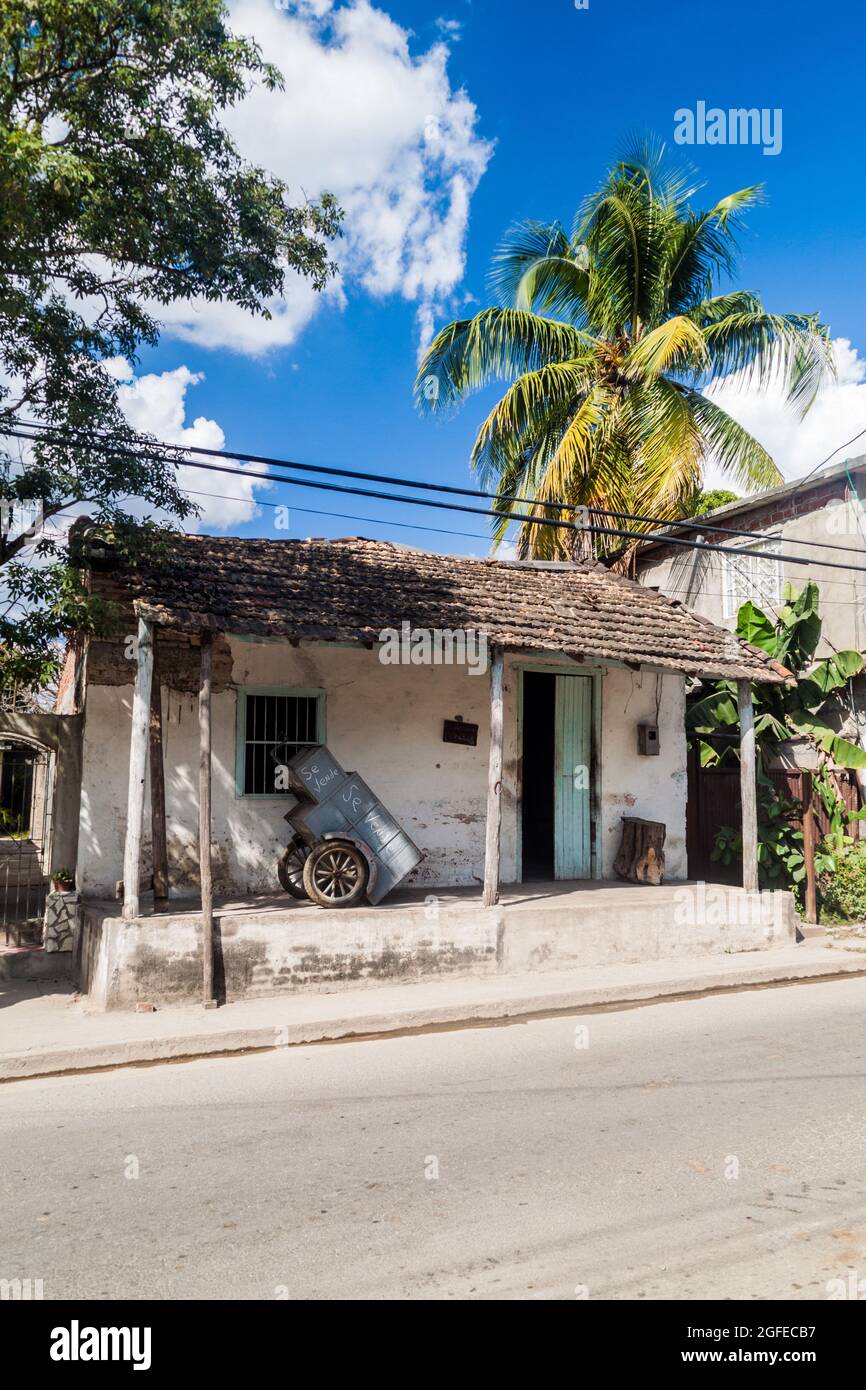 Petite maison dilipitée dans le centre de Las Tunas, Cuba Banque D'Images