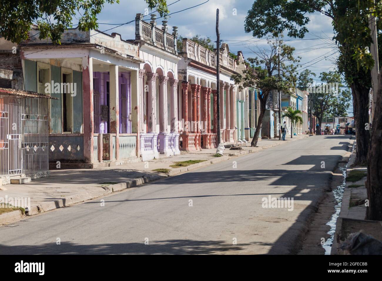 LAS TUNAS, CUBA - 27 JANVIER 2016 : bâtiments traditionnels dans le centre de Las Tunas. Banque D'Images