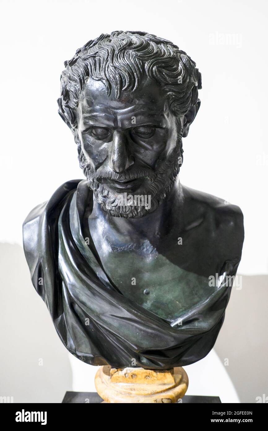 Democrite (c. 460 – c. 370 BC) le philosophe pré-socratique grec ancien se souvient principalement aujourd'hui pour sa formulation d'une théorie atomique de l'univers. - buste en bronze Banque D'Images