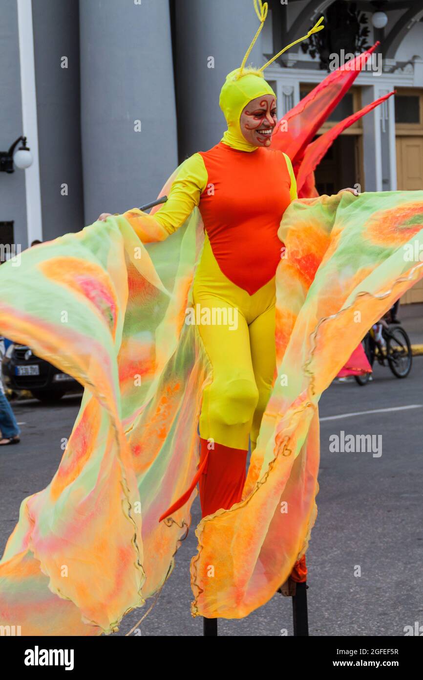 CIENFUEGOS, CUBA - 11 FÉVRIER 2016 : artiste Stiltwalker à la place Parque Jose Marti à Cienfuegos, Cuba. Banque D'Images