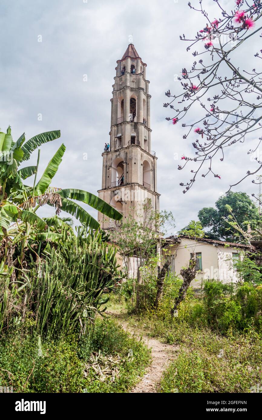 Tour Manaca Iznaga dans la vallée de Valle de los Ingenios près de Trinidad, Cuba. La tour a été utilisée pour observer les esclaves travaillant sur la plantation de canne à sucre. Banque D'Images
