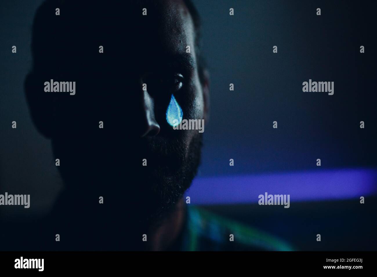 Pleurs triste portrait d'homme avec des larmes dans les yeux Banque D'Images