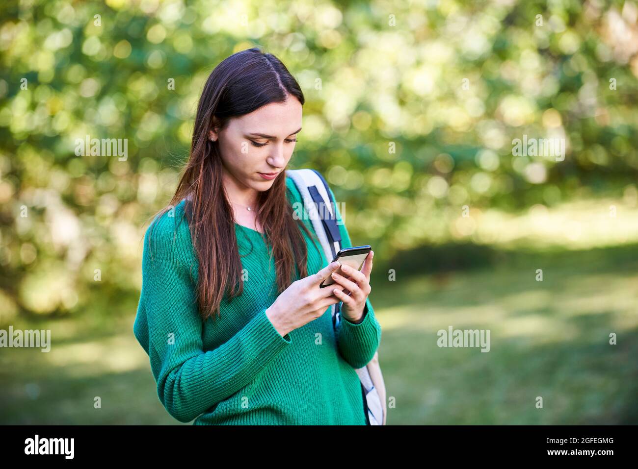 Young woman text messaging on smart phone Banque D'Images