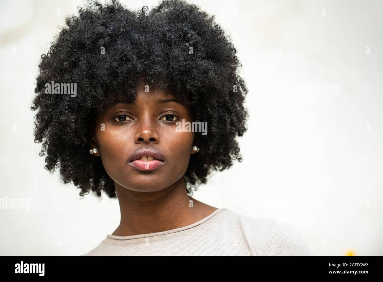 Portrait d'une jeune femme sérieuse dans le parc Banque D'Images