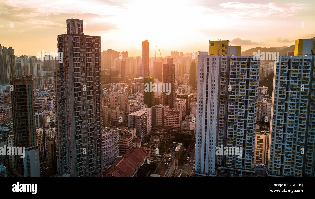 Vue sur le paysage urbain moderne et bondé avec les bâtiments résidentiels de Hong Kong Banque D'Images
