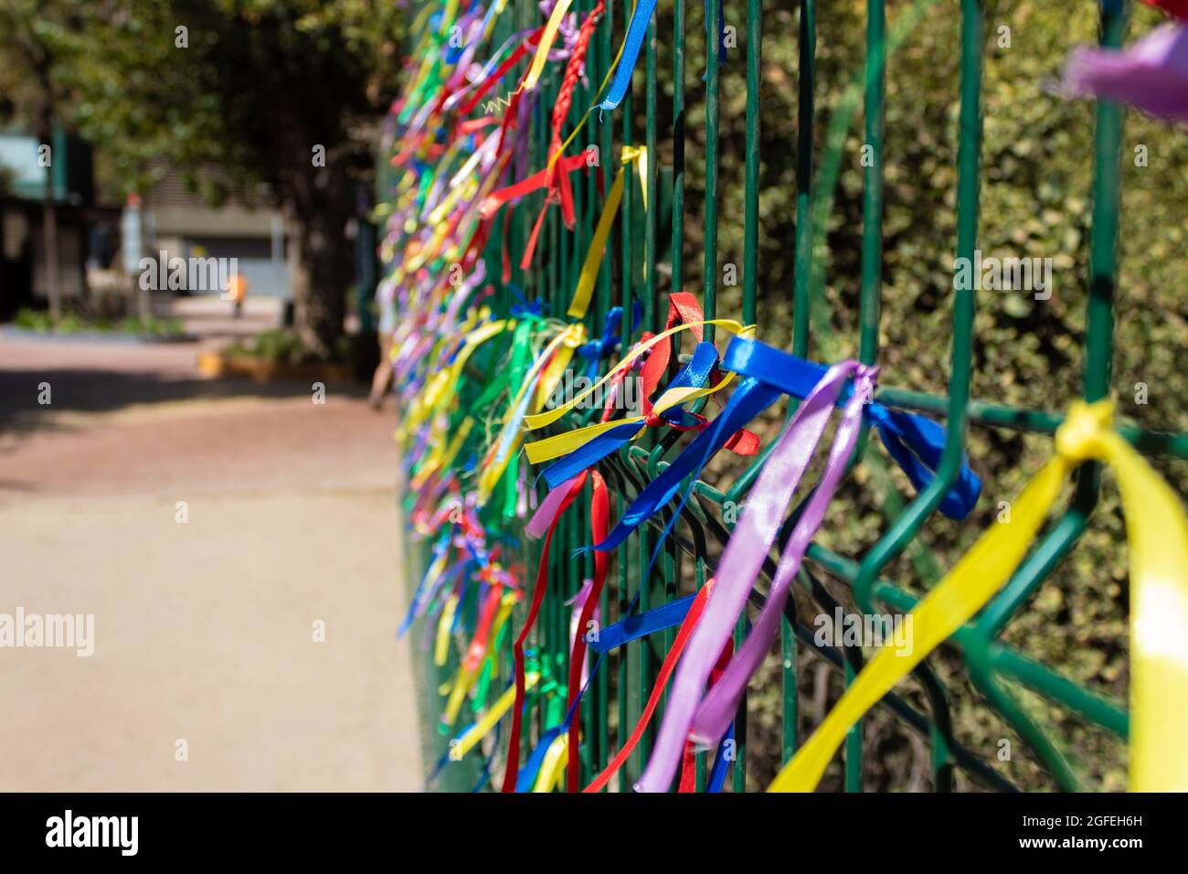 Rubans de couleur attachés à une clôture Banque D'Images