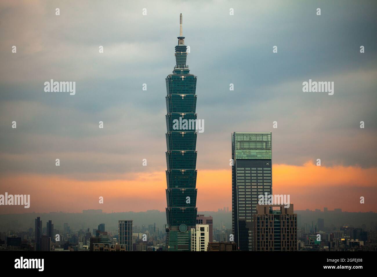 Vue sur Taipei 101 et Taipei Nan Shan Plaza avec des bâtiments modernes à Taïwan Banque D'Images