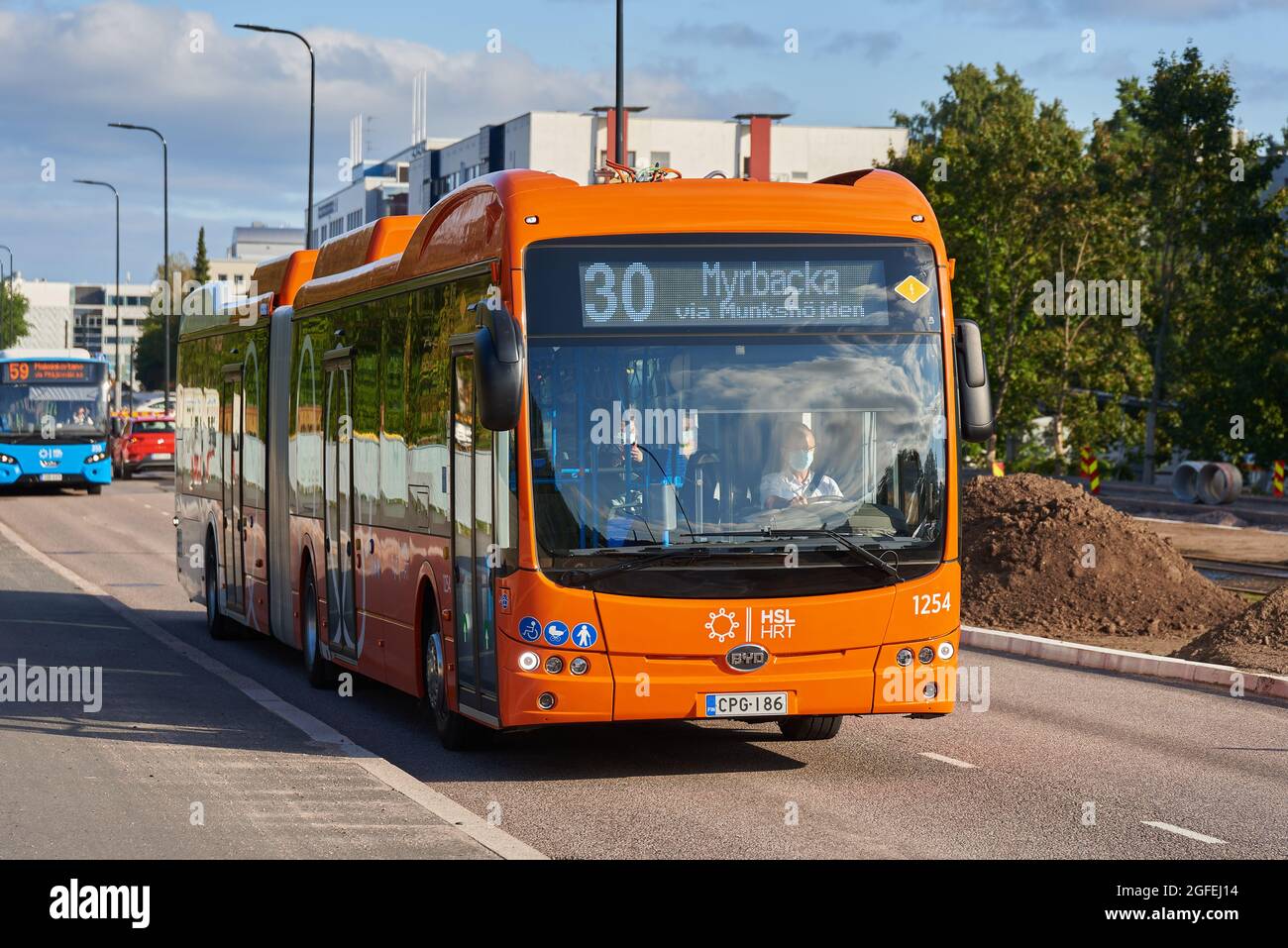Helsinki, Finlande - 24 août 2021 : nouveau bus électrique articulé HSL exploité par Nobina sur la route de Pitajanmaki, dans la banlieue d'Helsinki, sur au Banque D'Images
