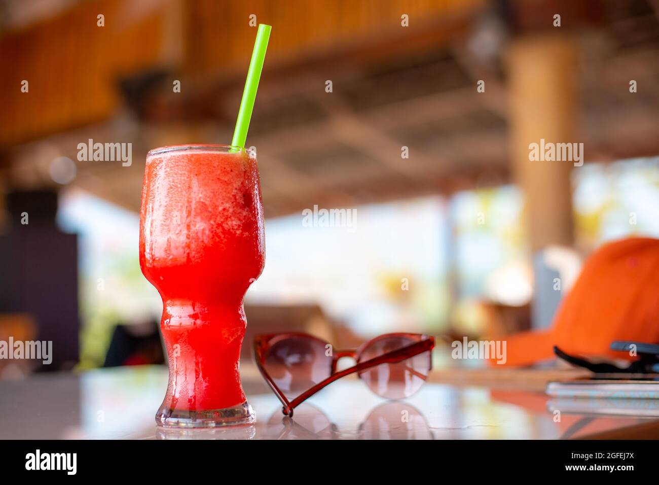 Smoothie au melon d'eau dans un verre avec pailles, se tient sur la table, boisson non alcoolisée le jour d'été Banque D'Images